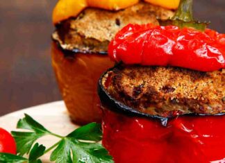 Il piatto della domenica? Polpette nei peperoni: buoni da leccarsi i baffi Peperoni ripieni di polpette - Ricettasprint.it