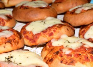 Con questo impasto ho risolto per l’antipasto di Natale, lo faccio oggi e lo conservo fino alla Vigilia Pizzette antipasto Natale conservare impasto - RicettaSprint