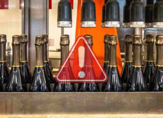 Prosecco sotto accusa, è richiamo urgente: le bottiglie di questa marca rischiano di esplodere Bottiglie di Prosecco in una cassa