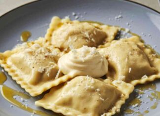 Farina e uova, sono classici ravioli fatti in casa: ma il ripieno di mare lo sai fare solo tu Ravioli al sapore di mare