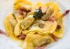 Aggiungo speck e salvia ai ravioli fatti in casa: ho sperimentato una ricetta per Natale Ravioli con speck e burro - Ricettasprint.it