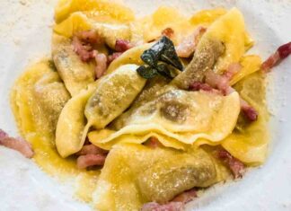 Aggiungo speck e salvia ai ravioli fatti in casa: ho sperimentato una ricetta per Natale Ravioli con speck e burro - Ricettasprint.it