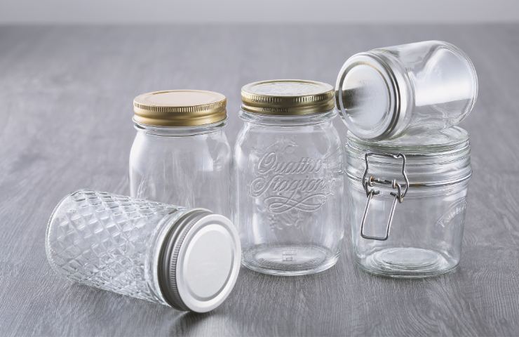 Barattoli di vetro su un piano