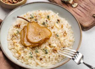 Risotto pere noci e gorgonzola, questo sì che ti fa fare un figurone eppure è facilissimo da fare Risotto pere noci e gorgonzola ricettasprint