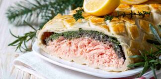 Così il salmone diventa irresistibile: in pasta sfoglia è perfetto, il secondo elegante e raffinato, fa subito Natale