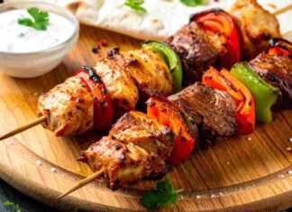 Spiedini croccanti di pollo alla paprika con salsa allo yogurt e erba cipollina. Spiedini di pollo alla paprika . ricettasprint.it