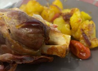 Per il pranzo di Natale stinco di maiala e con patate ma alla siciliana, questa ricetta della suocera non si batte mica! Stinco di maiale speziato con patate - RicettaSprint