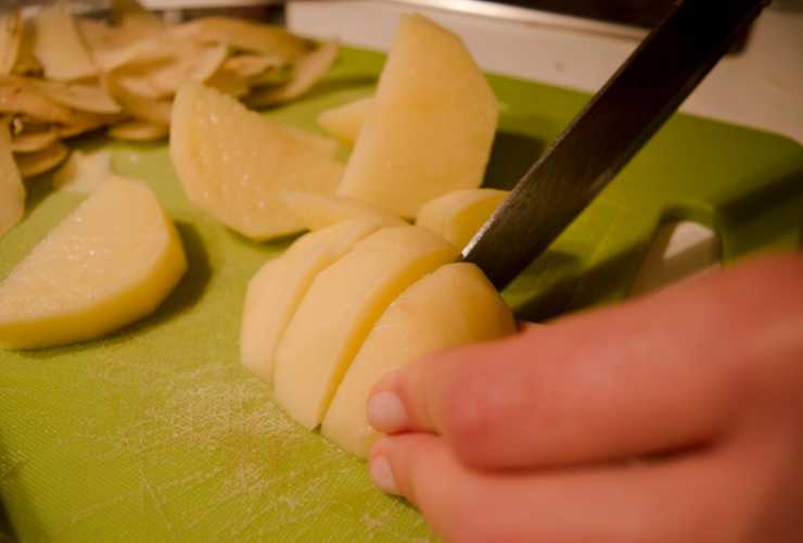 Stinco di maiale speziato con patate - RicettaSprint