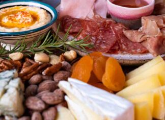 Il segreto del tagliere di Natale che piace a tutti: non solo salumi e formaggi Tagliere di Natale perfetto - Ricettasprint.it