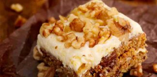 Torta con carote e mandorle farcita, una fetta è solo per l’assaggio Torta con carote e mandorle