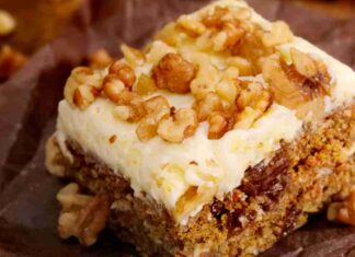 Torta con carote e mandorle farcita, una fetta è solo per l’assaggio Torta con carote e mandorle