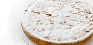 Sembra la classica torta con i pinoli della nonna, è molto di più: cucinala e provala Torta con i pinoli della nonna
