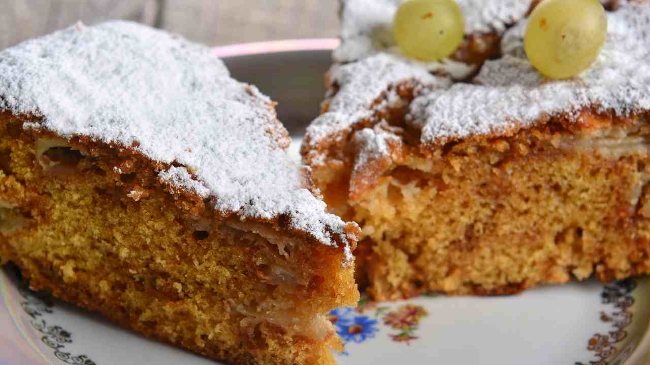 Torta mele e amaretti - Ricettaspint.it