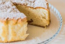Vista così sembra una banale torta, ma in realtà è un dolce pannoso e la ricetta è pazzesca! Torta pannosa ricetta facile - RicettaSprint