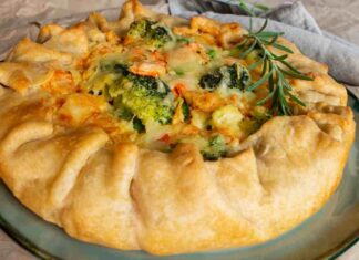 Basta con le solite torte salate, questa le supera tutte fa impazzire tutti Torta salata con broccoli speck e provola - Ricettasprint.it