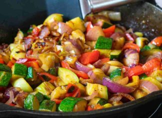 Con quello che avevo nel cassetto delle verdure ho fatto un contorno irresistibile Verdure in padella - Ricettasprint.it