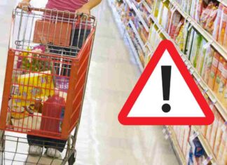 Allarme Salmonella, richiamo urgente nei supermercati italiani per noto prodotto IGP Carrello al supermercato