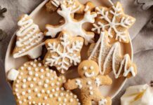 Alla ricetta dei biscotti di Natale aggiungo solo 2 ingredienti e sembrano usciti dalla pasticceria biscotti di natale ricetta facile ricettasprint