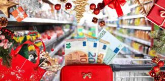 Come organizzare la spesa di Natale senza stress (e risparmiare davvero) carrello e soldi ed addobbi e supermercato sullo sfondo
