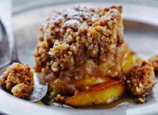 La colazione che fa per noi, crumble di mele e avena con cannella e noci. E’ facile niente paura cramble di mele con cannella e noci ricettasprint.it
