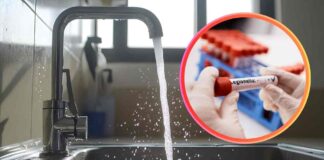 Acqua corrente da un lavandino