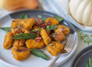Con la zucca comprata al mercato, faccio gli gnocchi di zucca facili in pochi minuti, ci metto pure il guanciale croccante gnocchi alla zucca