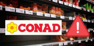 CONAD richiamo urgente: allarme nazionale per prodotto con sostanza pericolosa, controlla subito la tua spesa Scaffale di un supermercato e logo Conad con segnale di pericolo
