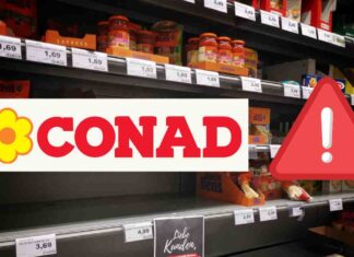 Scaffale di un supermercato e logo Conad con segnale di pericolo