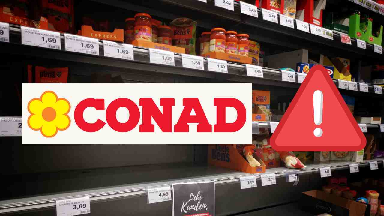 Scaffale di un supermercato e logo Conad con segnale di pericolo