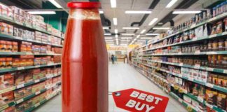 Bottiglia di passata di pomodoro e corsia di supermercato