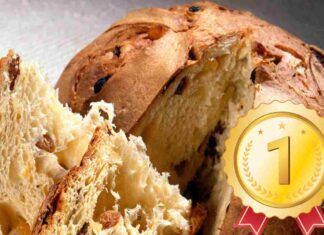 Panettone tagliato in primo piano