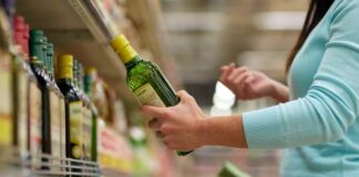Olio d’oliva 100 % italiano a meno di 10 euro al litro: è un affare o nasconde qualcosa? Bottiglia di olio extravergine d'oliva al supermercato