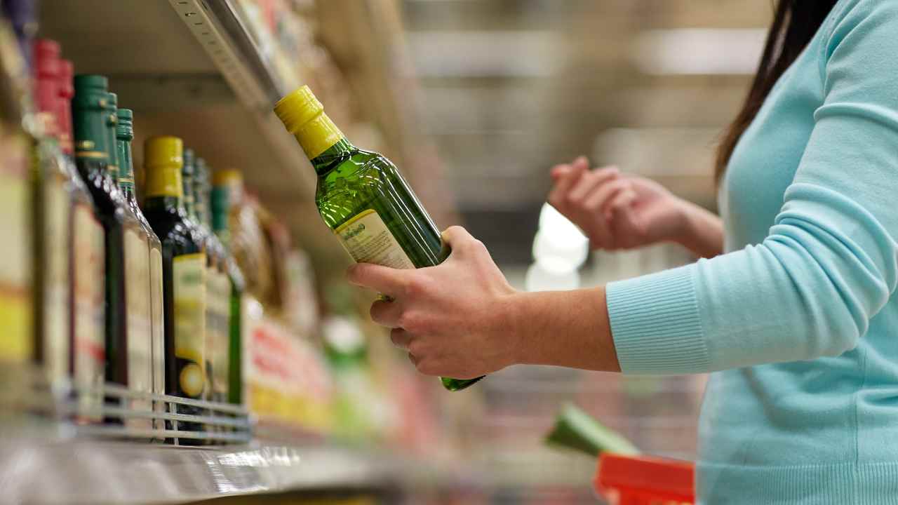 Bottiglia di olio extravergine d'oliva al supermercato