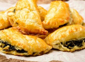 Panzerotti di sfoglia ripieni con spinaci e mozzarella, i miei figli ne vanno matti: li sforno in un attimo panzerotti sfoglia spinaci mozzarella ricettasprint