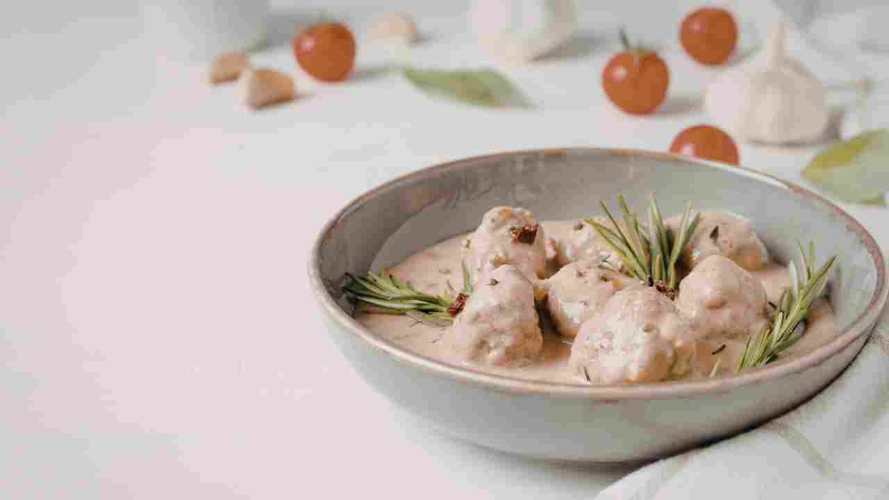 polpette di manzo con crema di yogurt e limone ricettasprint.it