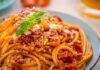 Oggi faccio veloce, spaghetti pomodorini acciughe e pecorino: li servo caldi e corrono tutti a tavola spaghetti pomodorini acciughe pecorino ricettasprint