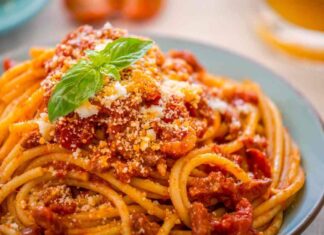 Oggi faccio veloce, spaghetti pomodorini acciughe e pecorino: li servo caldi e corrono tutti a tavola spaghetti pomodorini acciughe pecorino ricettasprint