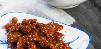 Straccetti di manzo, li preparo con il vino, ma un bel rosso corposo straccetti di manzo al vino rosso e cipolla caramellata ricettasprint.it