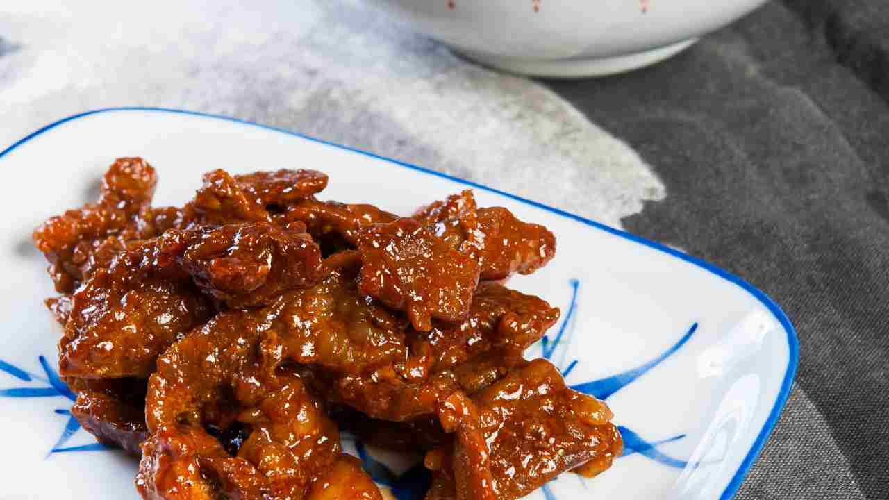 straccetti di manzo al vino rosso e cipolla caramellata ricettasprint.it