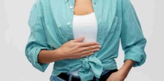 Donna che si tocca l'addome