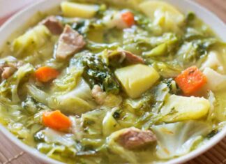 Con la zuppa di verza vado sul sicuro: calda e saporita, ci metto pure i crostini ed ho pronto il pranzo zuppa di verza patate carne saporita ricettasprint