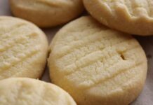 Biscotti super burrosi, buoni come quelli che trovi nelle confezioni di alluminio, ma li fai direttamente a casa! Biscotti al burro come quelli nella confezione di alluminio - RicettaSprint