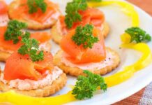 Biscotti al salmone e mousse - Ricettasprint.it
