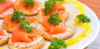 Biscotti al salmone e mousse - Ricettasprint.it