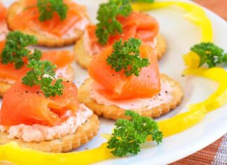 Biscotti al salmone e mousse - Ricettasprint.it