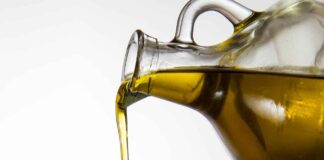 Bottiglia dell’olio unta e sporca, non metterla in lavastoviglie, puliscila così Bottiglia di olio unta - RicettaSprint