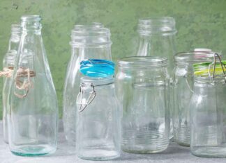 Bottiglie di vetro per liquori come disinfettarle e riutilizzarle: il trucco della nonna è una garanzia Bottiglie in vetro per liquori come vanno disinfettate - RicettaSprint