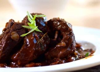 Fare un brasato perfetto non è un impresa, ma per servire carne morbida che si scioglie in bocca ecco come procedere Brasato perfetto - Ricettasprint.it