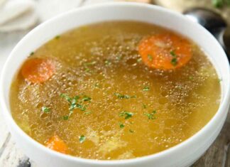 Il tradizionale brodo di cappone che non può mancare a Natale, lo faccio come mio zio chef Brodo di cappone - Ricettasprint.it