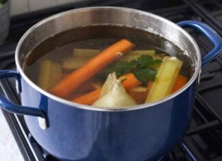 Brodo vegetale ricetta facile: come usarlo a Natale e quanto tempo prima va preparato? Brodo vegetale ricetta facile - RicettaSprint